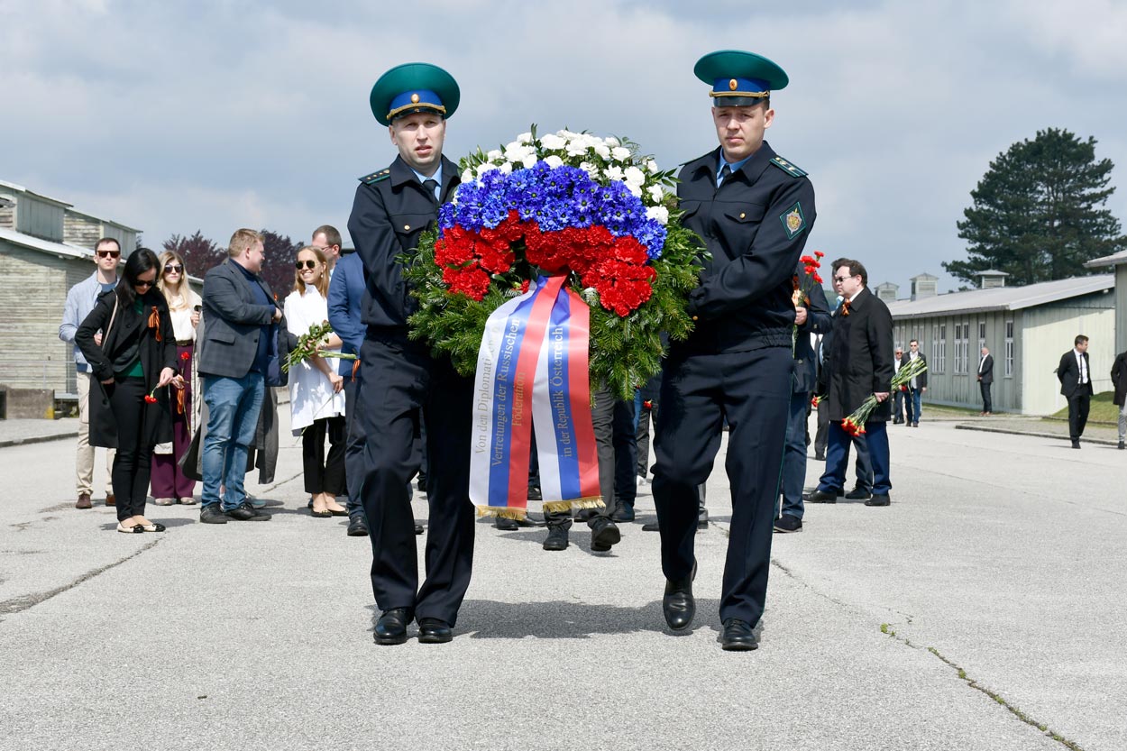 Память погибших узников концлагеря «Маутхаузен» почтили российские дипломаты и соотечественники